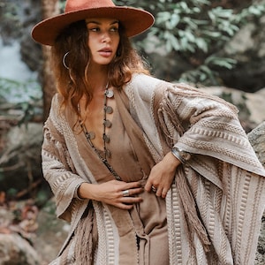 Poncho con flecos de borlas ∆ Túnica de ceremonia, atuendo para festivales ∆ Kimono bohemio para mujer ∆ Cárdigan bohemio ∆ Ponchos enormes Chintamani / Café imagen 15