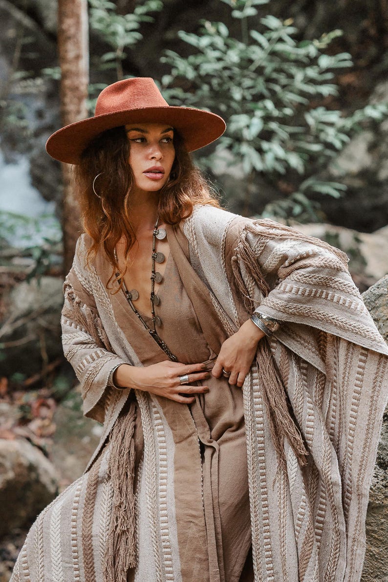Poncho con flecos de borlas ∆ Túnica de ceremonia, atuendo para festivales ∆ Kimono bohemio para mujer ∆ Cárdigan bohemio ∆ Ponchos enormes Chintamani / Café imagen 15