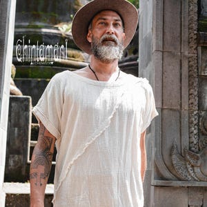 Camiseta Boho Branca ∆ Camiseta Orgânica Masculina ∆ Top Tribal Eco Nomad de Algodão Cru ∆ Túnica Confortável Hippie ∆ Camiseta Cigana / Off White imagem 4