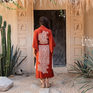 Bata kimono de algodón crudo ∆ Chaqueta cruzada tipo cárdigan bohemio ∆ Vestido maxi bohemio ∆ Top gitano de estilo tribal ∆ Vestido playero Miami Long Beach / Ocre rojo imagen 9
