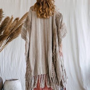 Poncho con frange di nappe ∆ Abito da cerimonia per festival ∆ Abbigliamento da donna Kimono boho ∆ Enorme cardigan boho di Chintamani / Caffè immagine 6