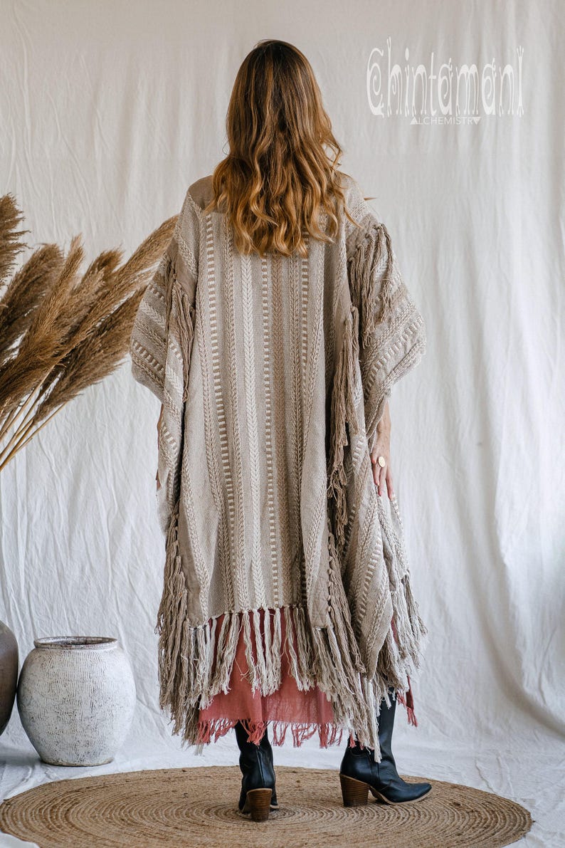 Poncho con frange di nappe ∆ Abito da cerimonia per festival ∆ Abbigliamento da donna Kimono boho ∆ Enorme cardigan boho di Chintamani / Caffè immagine 6