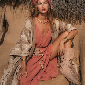 Poncho con frange di nappe ∆ Abito da cerimonia per festival ∆ Abbigliamento da donna Kimono boho ∆ Enorme cardigan boho di Chintamani / Caffè immagine 10