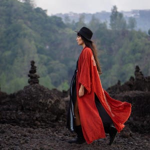 Bata kimono de algodón crudo ∆ Chaqueta cruzada tipo cárdigan bohemio ∆ Vestido maxi bohemio ∆ Top gitano de estilo tribal ∆ Vestido playero Miami Long Beach / Ocre rojo imagen 19