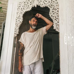 Camiseta Boho Branca ∆ Camiseta Orgânica Masculina ∆ Top Tribal Eco Nomad de Algodão Cru ∆ Túnica Confortável Hippie ∆ Camiseta Cigana / Off White imagem 9