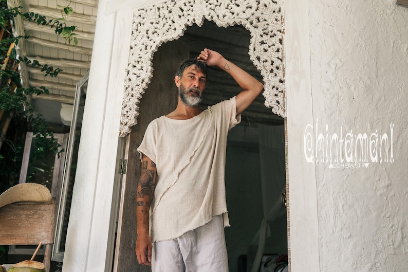 Camiseta Boho Branca ∆ Camiseta Orgânica Masculina ∆ Top Tribal Eco Nomad de Algodão Cru ∆ Túnica Confortável Hippie ∆ Camiseta Cigana / Off White imagem 9