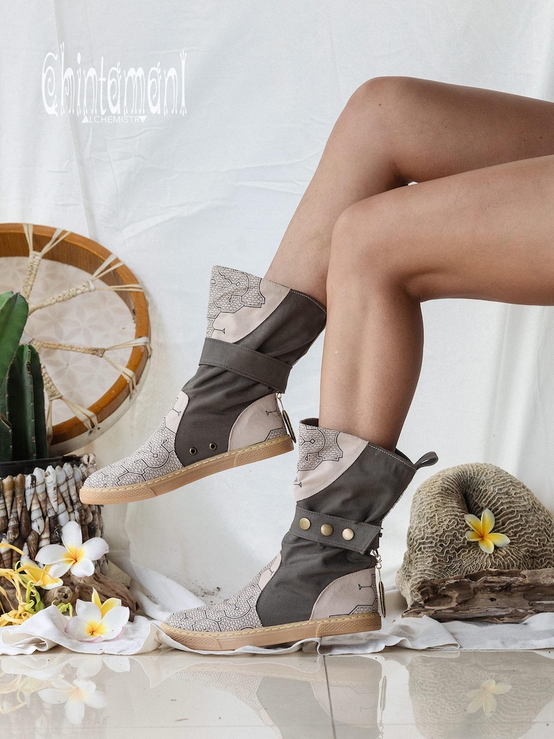 Botas veganas boho para mujer ∆ Zapatos hippies de lona de algodón ∆ Botas altas para festivales ∆ Botas tribales del desierto indio Shipibo / Unisex / 2 colores imagen 1
