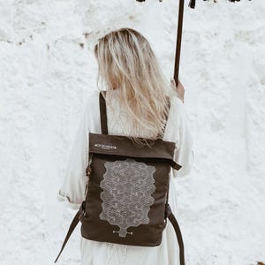 Shipibo Handabdruck Baumwoll Canvas Rucksack ∆ Roll Top Laptop Rucksack ∆ Flache Rolltop Tasche ∆ Hipster Vegan Rucksack Klein / Dunkelgrau