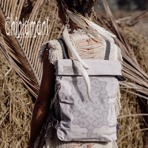 Kleiner Laptop Rucksack Damen ∆ Flacher Boho Rucksack ∆ Shipibo Print Vegan Rucksack ∆ Urban Eco Vegan Tasche ∆ Baumwoll Canvas Rucksack in der Farbe Hellgrau