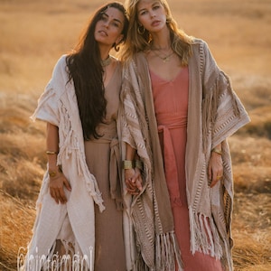 Poncho con frange di nappe ∆ Abito da cerimonia per festival ∆ Abbigliamento da donna Kimono boho ∆ Enorme cardigan boho di Chintamani / Caffè immagine 9