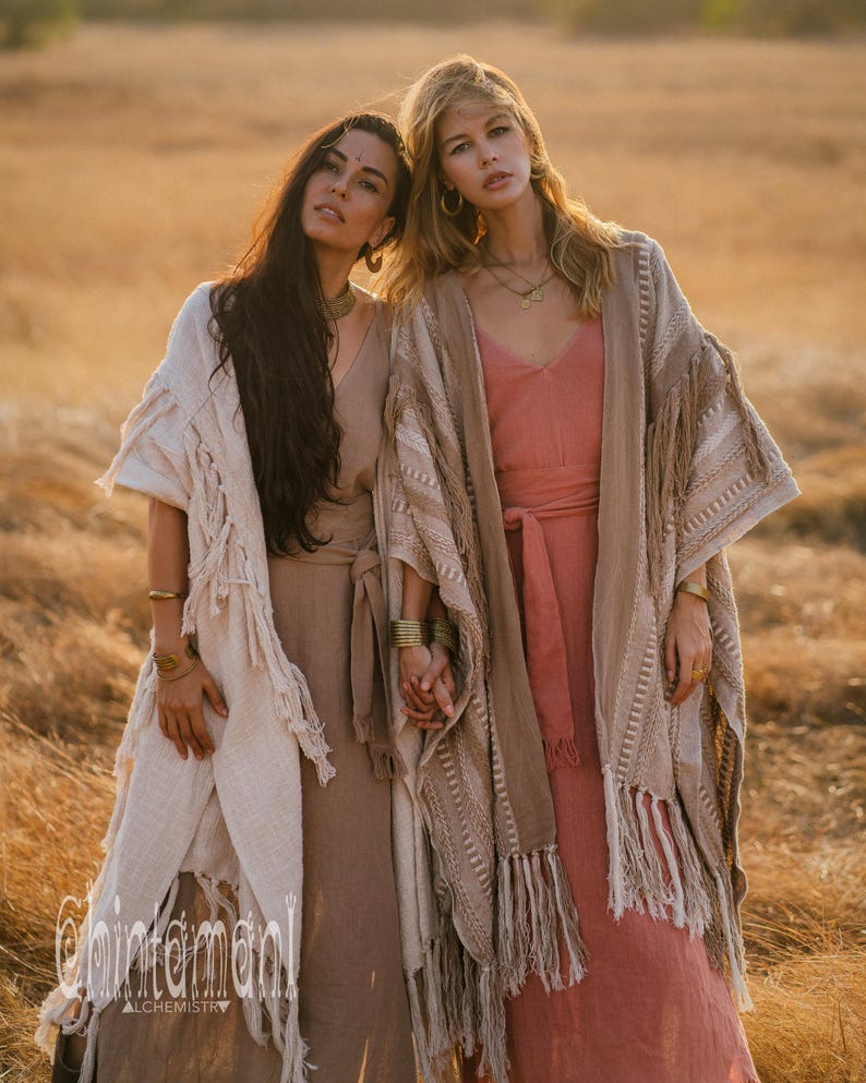 Poncho con frange di nappe ∆ Abito da cerimonia per festival ∆ Abbigliamento da donna Kimono boho ∆ Enorme cardigan boho di Chintamani / Caffè immagine 9
