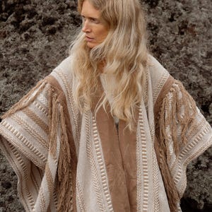 Poncho con flecos de borlas ∆ Túnica de ceremonia, atuendo para festivales ∆ Kimono bohemio para mujer ∆ Cárdigan bohemio ∆ Ponchos enormes Chintamani / Café imagen 9