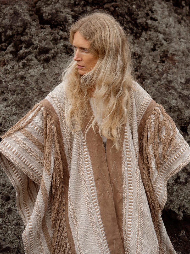 Poncho con flecos de borlas ∆ Túnica de ceremonia, atuendo para festivales ∆ Kimono bohemio para mujer ∆ Cárdigan bohemio ∆ Ponchos enormes Chintamani / Café imagen 9
