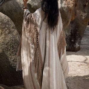 Poncho con frange di nappe ∆ Abito da cerimonia per festival ∆ Abbigliamento da donna Kimono boho ∆ Enorme cardigan boho di Chintamani / Caffè immagine 3