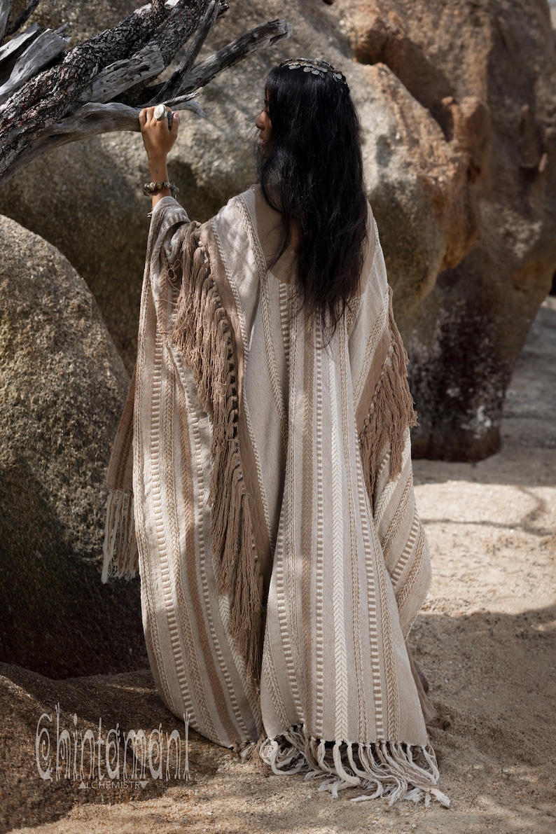 Poncho con frange di nappe ∆ Abito da cerimonia per festival ∆ Abbigliamento da donna Kimono boho ∆ Enorme cardigan boho di Chintamani / Caffè immagine 3