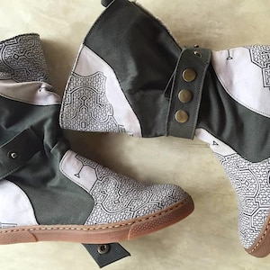 Botas veganas boho para mujer ∆ Zapatos hippies de lona de algodón ∆ Botas altas para festivales ∆ Botas tribales del desierto indio Shipibo / Unisex / 2 colores Gray & White