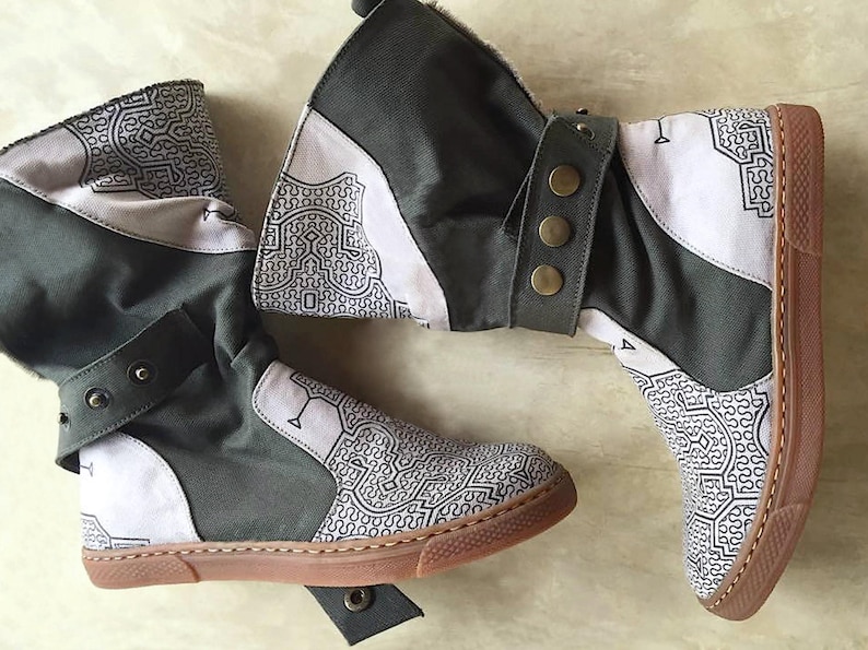 Botas veganas boho para mujer ∆ Zapatos hippies de lona de algodón ∆ Botas altas para festivales ∆ Botas tribales del desierto indio Shipibo / Unisex / 2 colores Gray & White