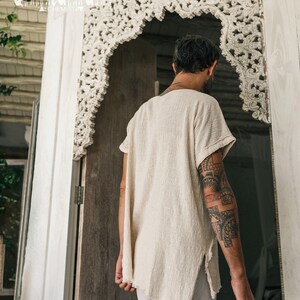 Camiseta Boho Branca ∆ Camiseta Orgânica Masculina ∆ Top Tribal Eco Nomad de Algodão Cru ∆ Túnica Confortável Hippie ∆ Camiseta Cigana / Off White imagem 8
