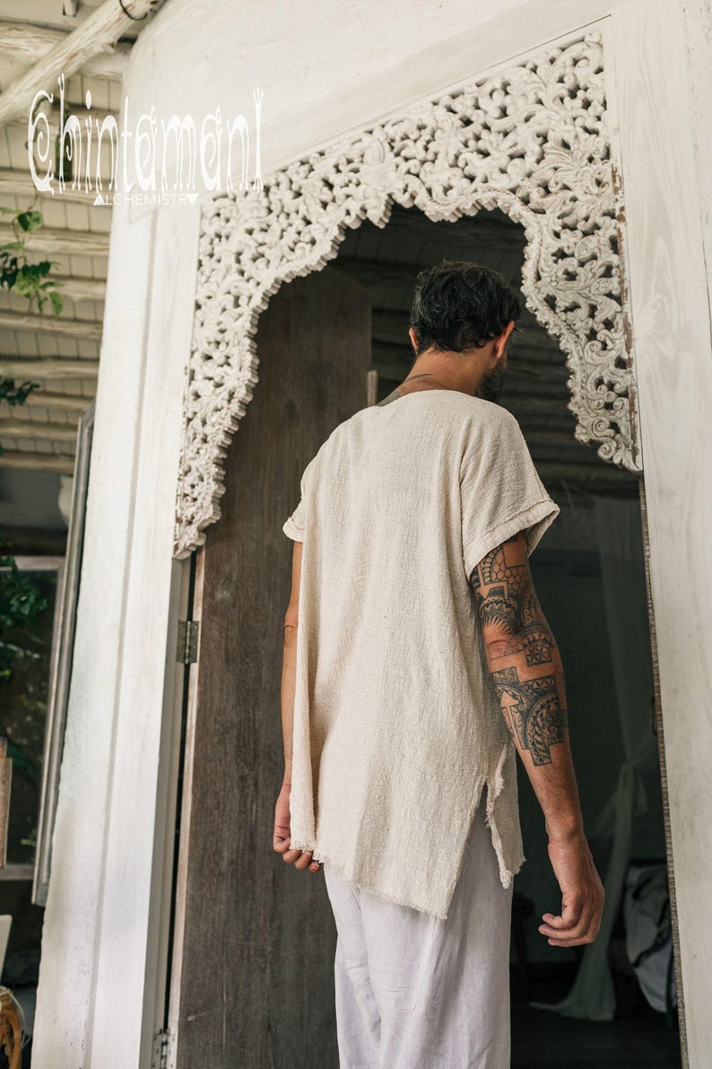Camiseta Boho Branca ∆ Camiseta Orgânica Masculina ∆ Top Tribal Eco Nomad de Algodão Cru ∆ Túnica Confortável Hippie ∆ Camiseta Cigana / Off White imagem 8