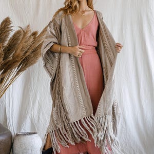 Poncho con frange di nappe ∆ Abito da cerimonia per festival ∆ Abbigliamento da donna Kimono boho ∆ Enorme cardigan boho di Chintamani / Caffè immagine 7
