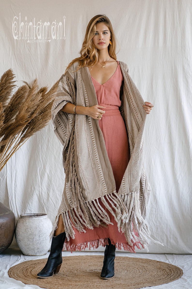 Poncho con frange di nappe ∆ Abito da cerimonia per festival ∆ Abbigliamento da donna Kimono boho ∆ Enorme cardigan boho di Chintamani / Caffè immagine 7