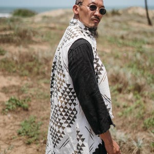 Burner Boho Väst ∆ Herr Ärmlös Jacka ∆ Festivalkläder Tunika Tribal Herrkläder ∆ Goa Tulum Outfit ∆ Hög Låg Långärmad Linne bild 4