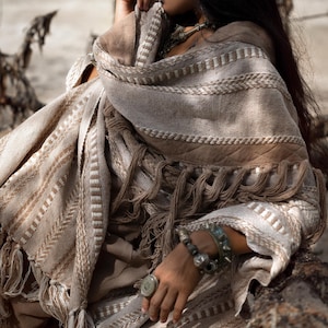 Poncho con frange di nappe ∆ Abito da cerimonia per festival ∆ Abbigliamento da donna Kimono boho ∆ Enorme cardigan boho di Chintamani / Caffè immagine 4