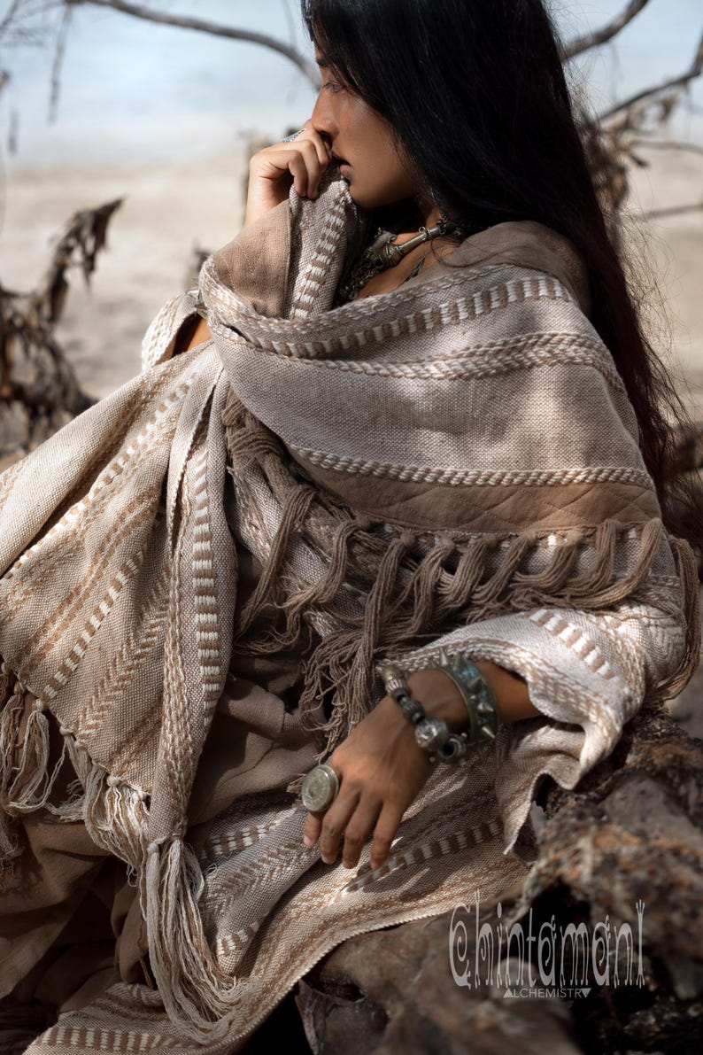 Poncho con frange di nappe ∆ Abito da cerimonia per festival ∆ Abbigliamento da donna Kimono boho ∆ Enorme cardigan boho di Chintamani / Caffè immagine 4