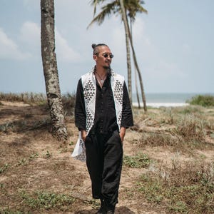 Burner Boho Väst ∆ Herr Ärmlös Jacka ∆ Festivalkläder Tunika Tribal Herrkläder ∆ Goa Tulum Outfit ∆ Hög Låg Långärmad Linne bild 8