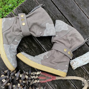 Veganistische boholaarzen voor dames en heren ∆ Eco-schoenen zomerfestival katoenen canvas laarzen ∆ Hippie Goa Tribal Shipibo brede hoge sandaallaarzen / grijs