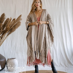 Poncho con frange di nappe ∆ Abito da cerimonia per festival ∆ Abbigliamento da donna Kimono boho ∆ Enorme cardigan boho di Chintamani / Caffè immagine 5