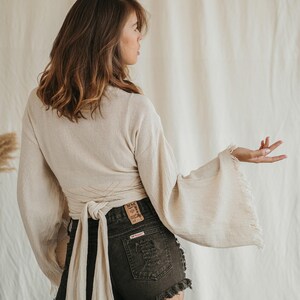Top estilo boho cruzado para mujer ∆ Ropa boho, top kimono ∆ Ropa orgánica ∆ Top corto de manga ancha ∆ Ropa boho estilo hippie gitano / Blanco roto imagen 3