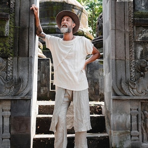 Camiseta Boho Branca ∆ Camiseta Orgânica Masculina ∆ Top Tribal Eco Nomad de Algodão Cru ∆ Túnica Confortável Hippie ∆ Camiseta Cigana / Off White imagem 6