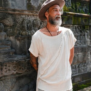 Camiseta Boho Branca ∆ Camiseta Orgânica Masculina ∆ Top Tribal Eco Nomad de Algodão Cru ∆ Túnica Confortável Hippie ∆ Camiseta Cigana / Off White imagem 3