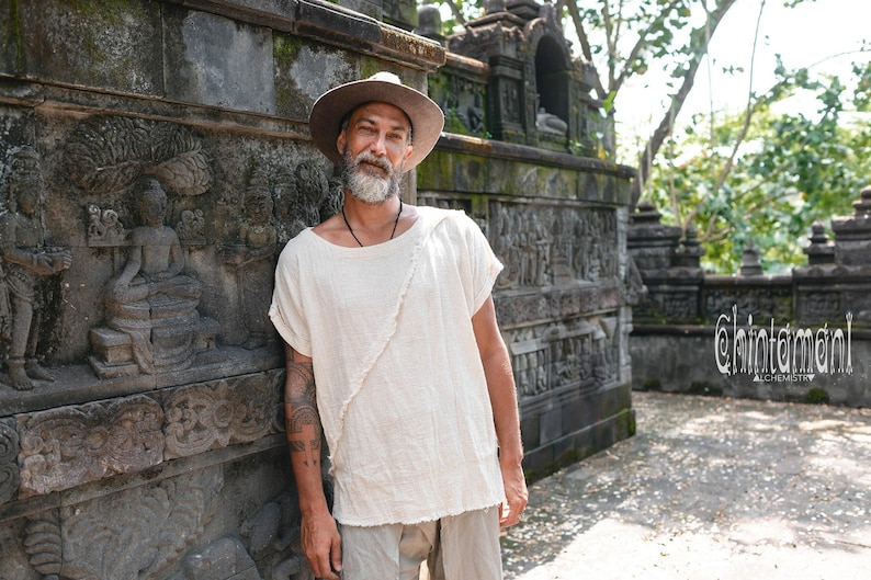 Camiseta Boho Branca ∆ Camiseta Orgânica Masculina ∆ Top Tribal Eco Nomad de Algodão Cru ∆ Túnica Confortável Hippie ∆ Camiseta Cigana / Off White imagem 1