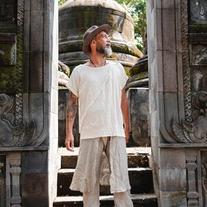 Camiseta Boho Branca ∆ Camiseta Orgânica Masculina ∆ Top Tribal Eco Nomad de Algodão Cru ∆ Túnica Confortável Hippie ∆ Camiseta Cigana / Off White imagem 5