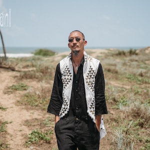 Burner Boho Väst ∆ Herr Ärmlös Jacka ∆ Festivalkläder Tunika Tribal Herrkläder ∆ Goa Tulum Outfit ∆ Hög Låg Långärmad Linne bild 9