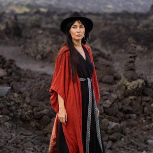 Bata kimono de algodón crudo ∆ Chaqueta cruzada tipo cárdigan bohemio ∆ Vestido maxi bohemio ∆ Top gitano de estilo tribal ∆ Vestido playero Miami Long Beach / Ocre rojo imagen 18