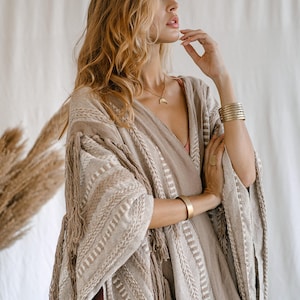 Poncho con frange di nappe ∆ Abito da cerimonia per festival ∆ Abbigliamento da donna Kimono boho ∆ Enorme cardigan boho di Chintamani / Caffè immagine 8