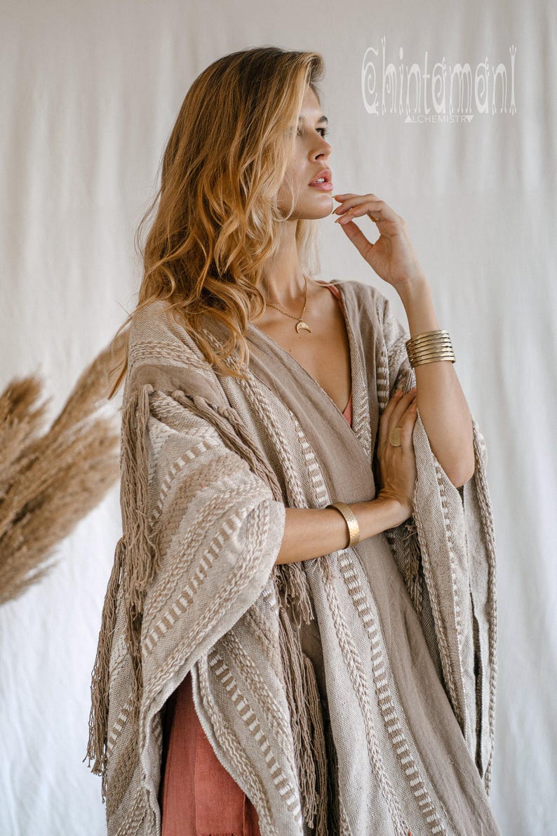 Poncho con frange di nappe ∆ Abito da cerimonia per festival ∆ Abbigliamento da donna Kimono boho ∆ Enorme cardigan boho di Chintamani / Caffè immagine 8