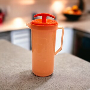 Vintage Mixing Pitcher -  Similar to Tupperware  - Awesome Vintage Pitcher with mixing lid