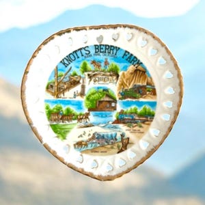 Vintage Souvenir Plate - Knotts Berry Farm - Vintage collectible souvenir plate - Knott&#39;s Berry Farm