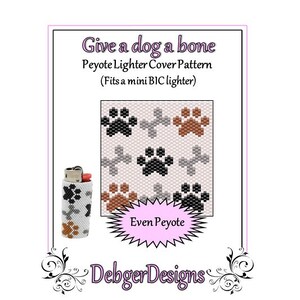 Op de afbeelding: Een witte en zwarte mini BIC aanstekerhoes met een pootafdrukontwerp. Het ontwerp bevat zwarte, bruine en grijze pootafdrukken. De tekst "Give a dog a bone" en "Even Peyote" is ook in de afbeelding aanwezig.