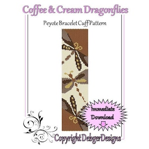 Könnte beinhalten: Ein Peyote-Stich-Armbandmanschettenmuster mit einem Design aus Kaffee- und Cremefarbigen Libellen. Das Muster trägt den Titel "Coffee & Cream Dragonflies" und enthält den Text "Peyote Bracelet Cuff Pattern" und "Copyright DebgerDesigns".