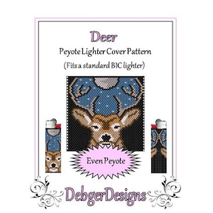 Puede incluir: Un patrón de cubierta de encendedor de ciervo con cuentas en punto de peyote uniforme. El patrón presenta un ciervo con cuernos contra un fondo de cielo nocturno estrellado azul. El patrón está diseñado para adaptarse a un encendedor BIC estándar. El texto "Deer" y "Even Peyote" está incluido en la imagen.