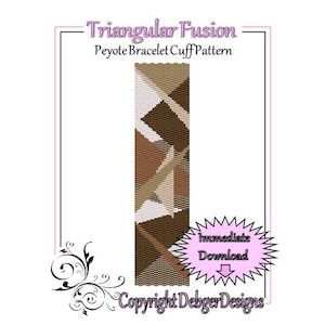 Könnte beinhalten: Ein digitales Download-Muster für eine Peyote-Stich-Armbanduhr. Das Muster zeigt ein geometrisches Design mit braunen, beigen und weißen Perlen. Der Titel "Triangular Fusion" wird über dem Muster angezeigt.