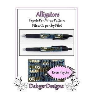 Könnte beinhalten: Ein Stift-Wickel-Muster für einen G2-Stift von Pilot mit einem Alligator-Design in Blau, Grün und Weiß. Das Muster ist mit gleichmäßigem Peyote-Stich gearbeitet und heißt "Alligators".