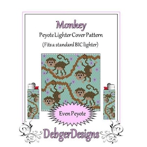 Könnte beinhalten: Ein weißer Hintergrund mit rosa Rand zeigt ein Affen-Peyote-Feuerzeug-Cover-Muster. Das Design umfasst Affen, Weinreben und Blumen. Zwei Feuerzeuge mit dem gleichen Design befinden sich auf beiden Seiten des Musters. Der Text enthält "Monkey" und "DebgerDesigns."