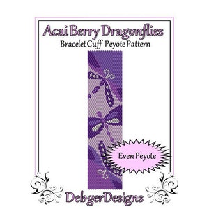 Könnte beinhalten: Ein lila-weißes Peyote-Stich-Armbandmuster mit Libellen. Das Muster heißt "Acai Berry Dragonflies" und ist ein gerades Peyote-Stichmuster. Das Muster ist für ein Armbandmanschette.