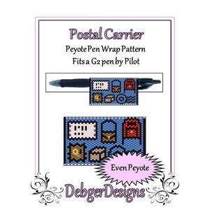 Op de afbeelding: Een blauw en wit peyote-steek penwikkelpatroon voor een G2-pen van Pilot. Het patroon heeft een postbodethema met brievenbussen, enveloppen en postzegels. Het patroon is gelabeld "Even Peyote" en "Debger Designs".